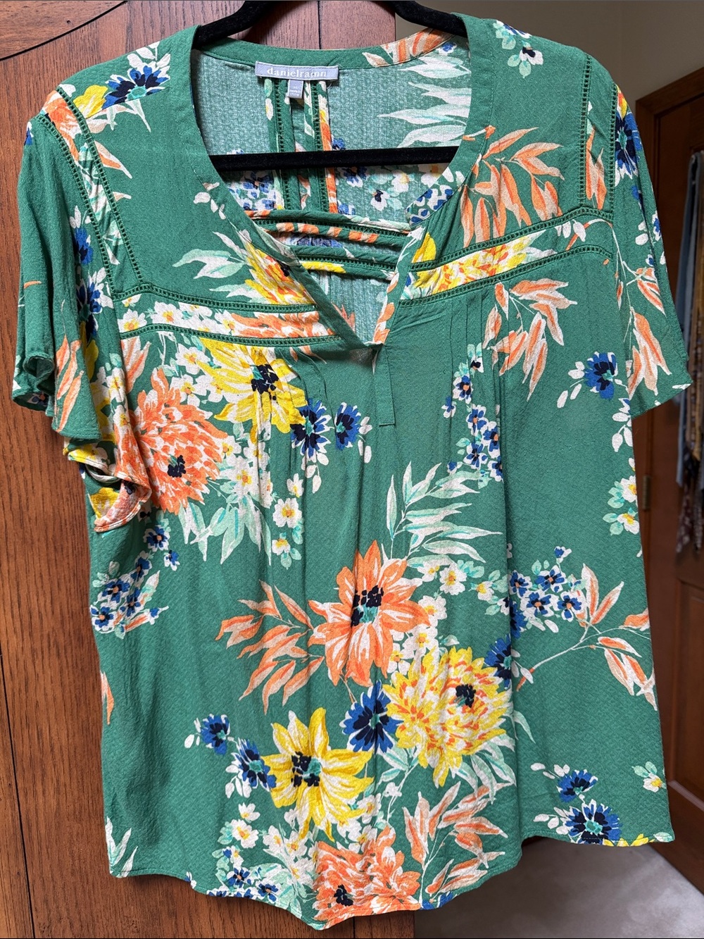 Daniel Rainn Green Floral V-Neck Short Sleeve Blouse